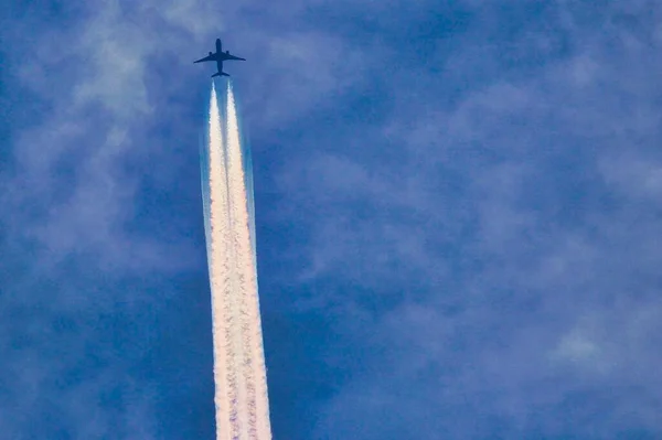 Avión Volando Sobre Cielo — Foto de Stock