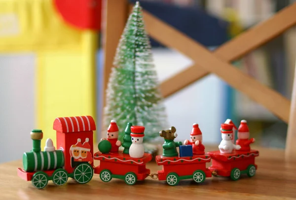 Spielzeugauto Mit Weihnachtsbaum Auf Holzgrund — Stockfoto
