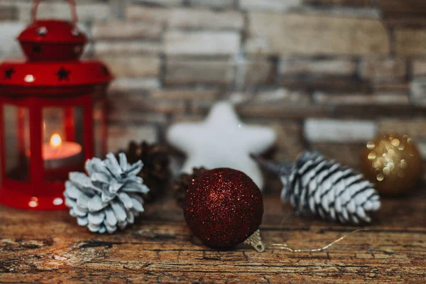 Decoración Navidad Con Velas Ramas Abeto Sobre Fondo Madera —  Fotos de Stock