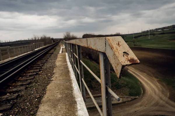 Demiryolu Köprüsünde Demir Parmaklıklar Bahar Doğası — Stok fotoğraf