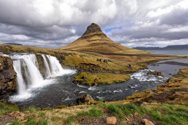 アイスランドの滝のある美しいアイスランドの風景 — ストック写真