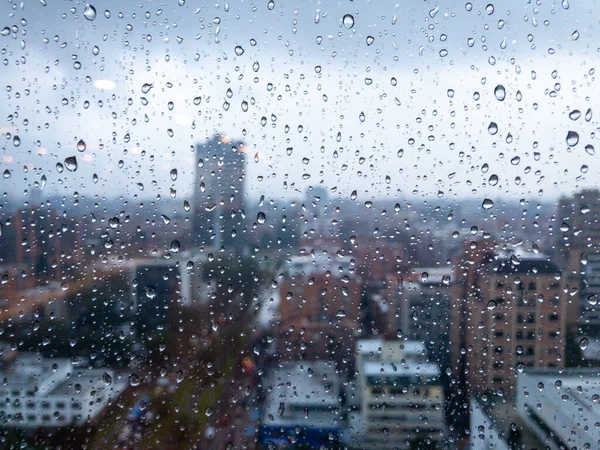 雨で窓に雨が降り — ストック写真