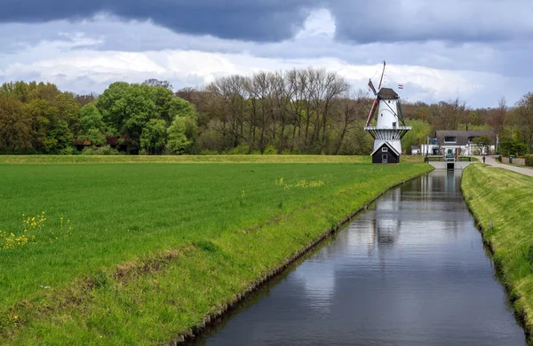 Wunderschöne Landschaft Mit Einer Windmühle Und Einem Kleinen Dorf — Stockfoto