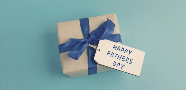 Pudełko Tekstem Szczęśliwy Dzień Ojców Niebieskim Tle — Zdjęcie stockowe