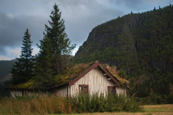 山の中に小さな家がある美しい風景 — ストック写真