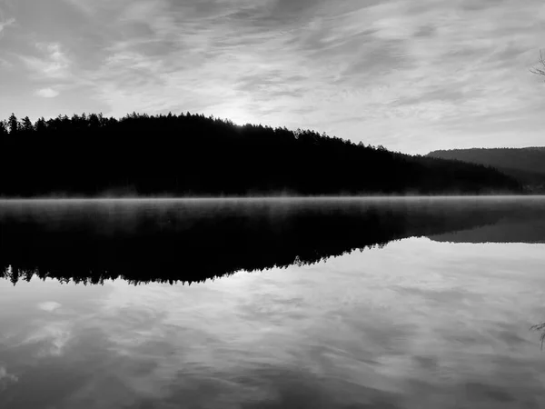 Bela Paisagem Com Lago Fundo — Fotografia de Stock