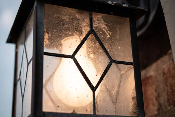 Старое Ржавое Металлическое Окно Стаканом Воды — стоковое фото