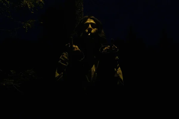 ハロウィーンのコンセプトだ 暗い空を背景に銃を持った黒いドレスの男と女 — ストック写真