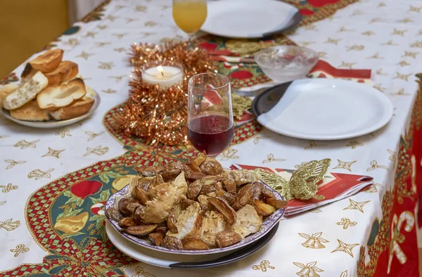 Tavuklu Kırsal Patatesli Noel Masası Bir Bardak Şarap Noel Süslemeleri — Stok fotoğraf