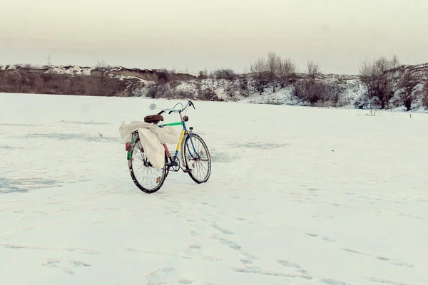 Hombre Anda Bicicleta Nieve —  Fotos de Stock