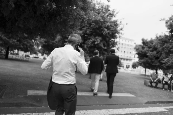 Foto Blanco Negro Una Joven Pareja Enamorada Caminando Por Parque — Foto de Stock