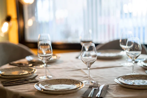 Mesa Con Vino Blanco Cubiertos Enfoque Selectivo — Foto de Stock