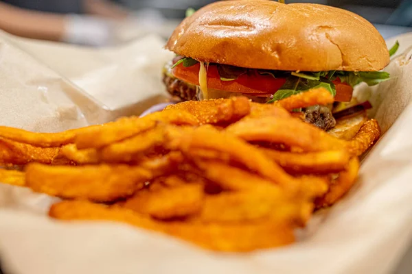Burger Sýrem Rajčaty Zblizka — Stock fotografie
