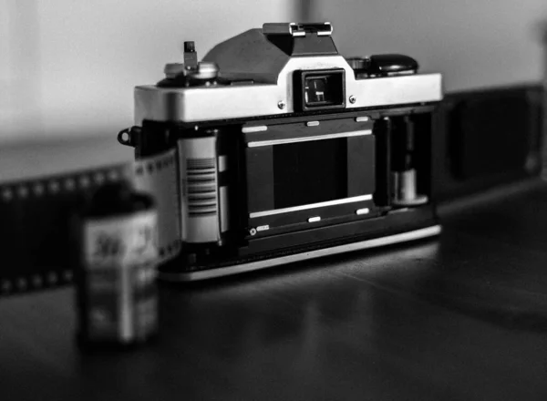 白い背景に古いヴィンテージカメラ — ストック写真