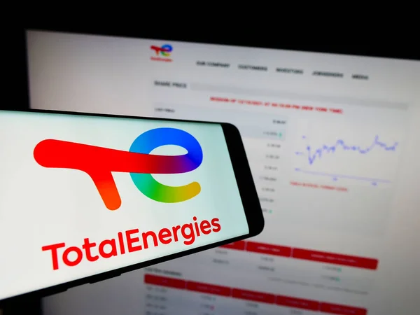 Totalenergies Logo Auf Smartphone Bildschirm Und Computermonitor — Stockfoto