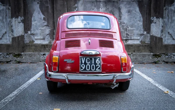 Kırmızı Beyaz Eski Model Bir Araba — Stok fotoğraf