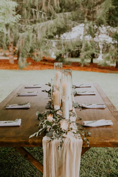 白い花やろうそくと結婚テーブルの設定 — ストック写真