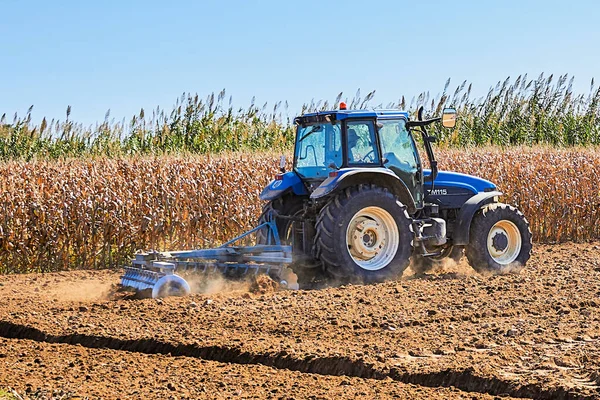 Traktor Membajak Lapangan Pedesaan — Stok Foto