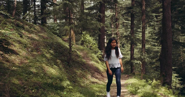 Junge Frau Einem Grünen Wald — Stockfoto