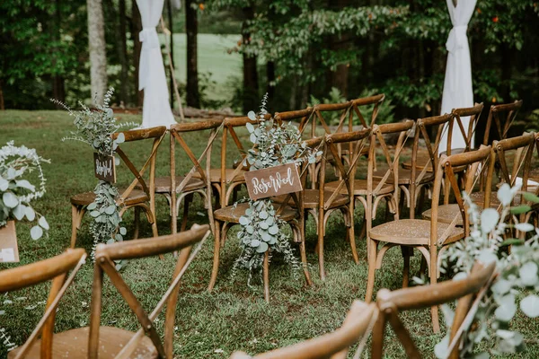 Arco Nuziale Con Fiori Bianchi Sedie — Foto Stock