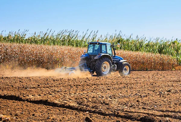 Traktor Membajak Lapangan Pedesaan — Stok Foto