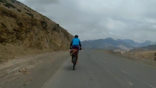 Dağ Yolunda Bisiklet Sürerken Çekilmiş — Stok video