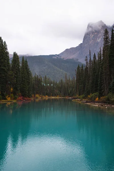 Beau Lac Dans Les Montagnes — Photo