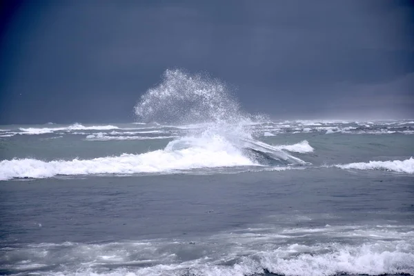 海浪在海滩上冲撞 — 图库照片