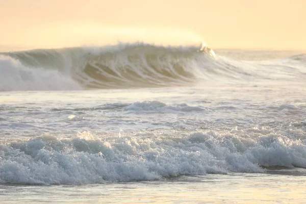 Fale Rozbijające Się Plaży — Zdjęcie stockowe