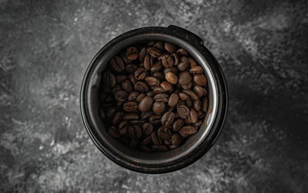 Granos Café Una Taza Sobre Fondo Negro — Foto de Stock