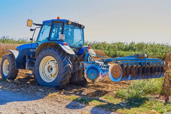 Traktor Membajak Lapangan Pedesaan — Stok Foto