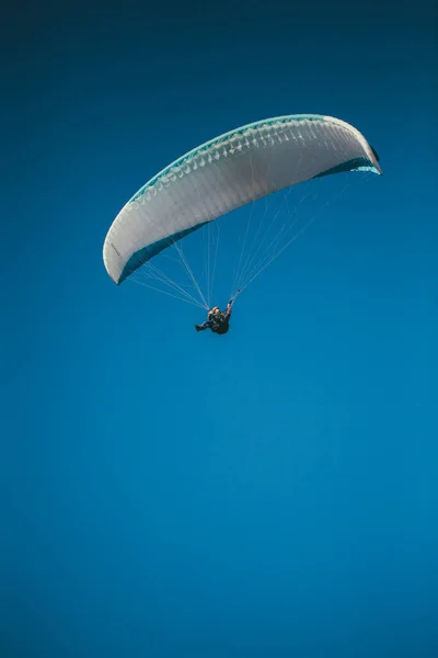 Paralotnia Lecąca Błękitnym Niebie — Zdjęcie stockowe