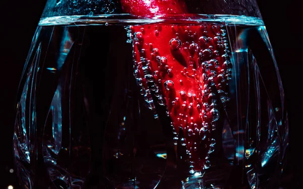 赤と白の背景を持つワインのグラス — ストック写真