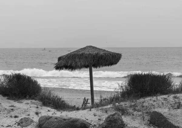 Foto Bianco Nero Una Spiaggia Con Grande Ombrellone — Foto Stock