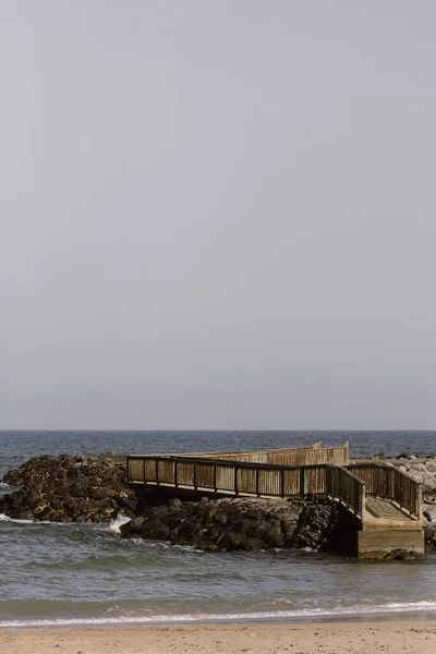 Eine Schöne Aufnahme Eines Strandes Mit Einem Großen Steinzaun — Stockfoto