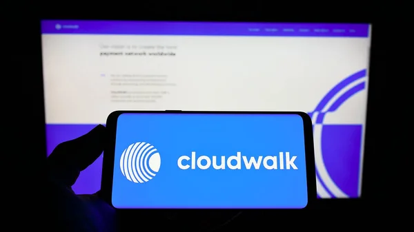 Cloudwalk Logo Auf Smartphone Bildschirm Und Computermonitor — Stockfoto