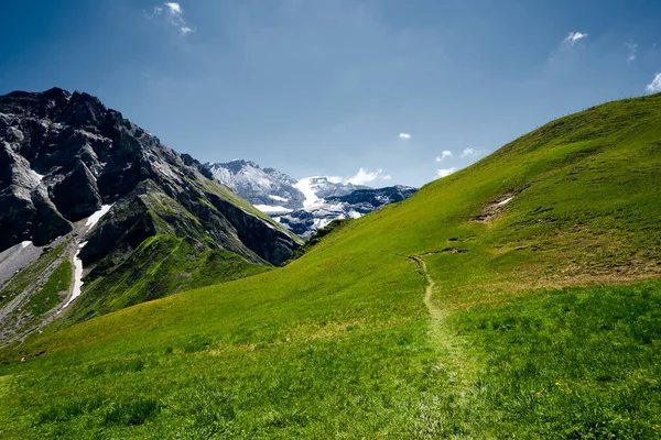 Beau Paysage Avec Montagnes Ciel Bleu — Photo