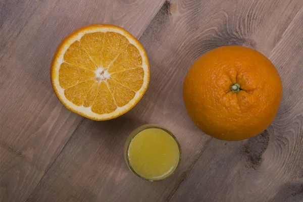 Frischer Orangensaft Auf Holzgrund — Stockfoto