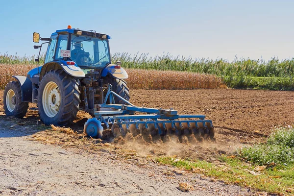 Traktor Membajak Lapangan — Stok Foto