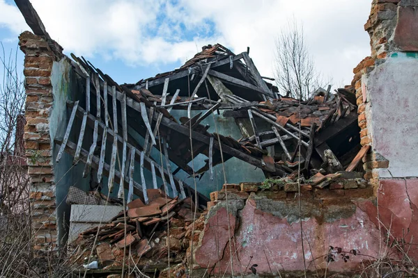 崩壊した古い破滅した家 — ストック写真