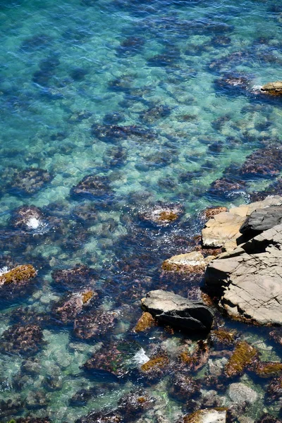 Красивая Морская Вода Скалами — стоковое фото