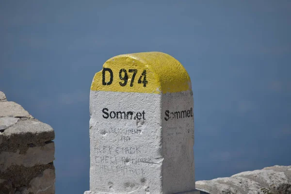 山の頂上にある記念碑は — ストック写真