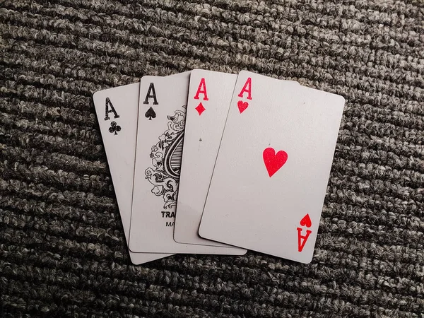 Παίζοντας Χαρτιά Ένα Πόκερ — Φωτογραφία Αρχείου
