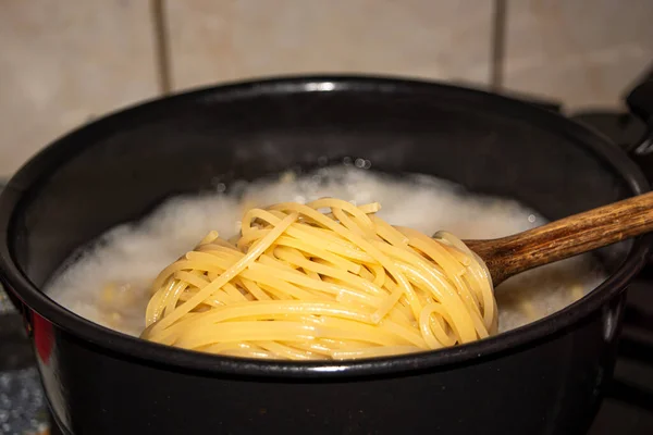 鍋でパスタを調理する — ストック写真