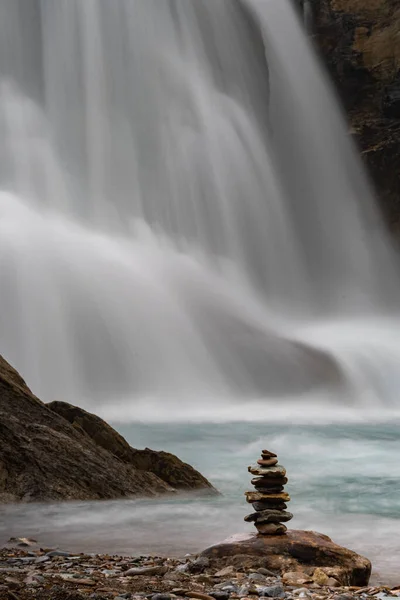 Bela Cachoeira Nas Montanhas — Fotografia de Stock