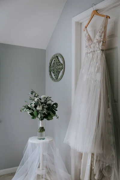 部屋の中の美しいウェディングドレス — ストック写真