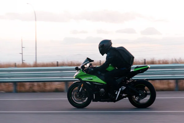 Чоловік Їде Мотоциклі Дорозі — стокове фото