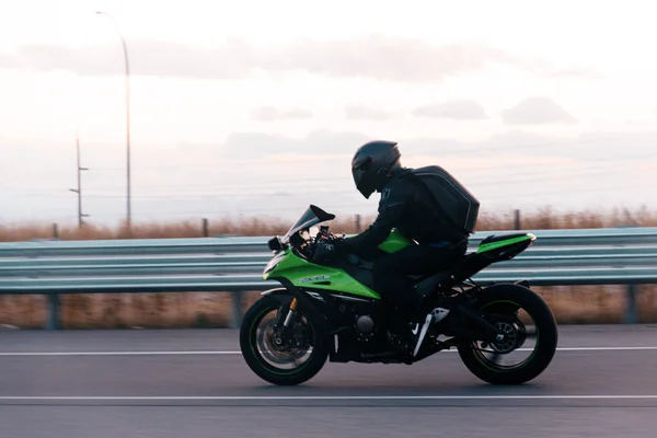 道路でバイクに乗る男は — ストック写真