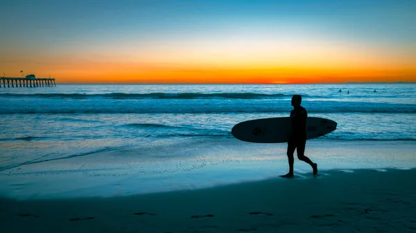 Surfista Spiaggia Tramonto — Foto Stock