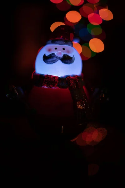 Karácsonyi Játék Hóember Gyertya Egy Fekete Háttér — Stock Fotó